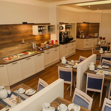 Esplanade Garni فندق