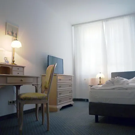 فندق Esplanade Garni 3*